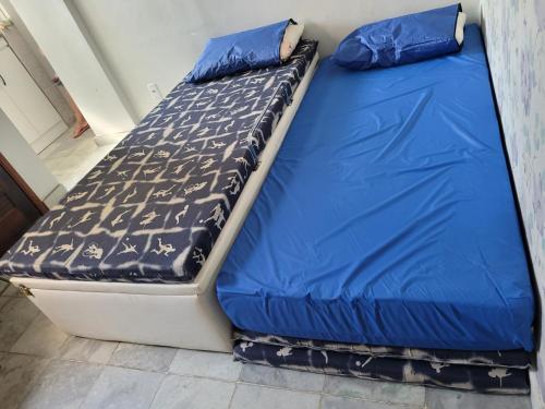 Una cama con sábanas azules en una habitación en Copacabana Flat, en Río de Janeiro