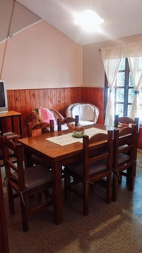 mesa de comedor y sillas con mesa y sofá en •JADE• Casas de alquiler en Los Molles