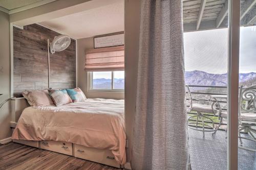 1 dormitorio con cama y ventana grande en Studio about 3 Mi to Great Smoky Mountain Natl Park!, en Gatlinburg