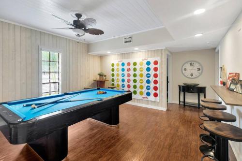 Biliár nebo kulečník v ubytování 8 BDRM Mansion. 10 MN to Honeymoon Island Beach