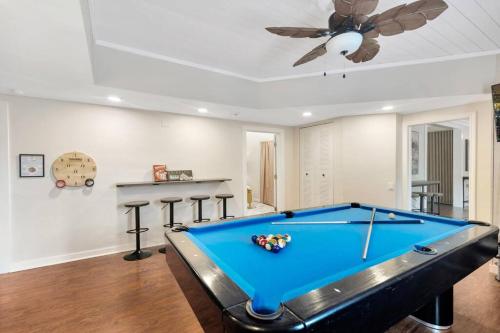 Biliár nebo kulečník v ubytování 8 BDRM Mansion. 10 MN to Honeymoon Island Beach