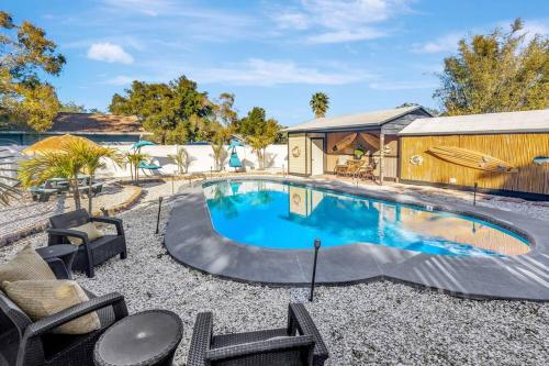 Bazén v ubytování 8 BDRM Mansion. 10 MN to Honeymoon Island Beach nebo v jeho okolí