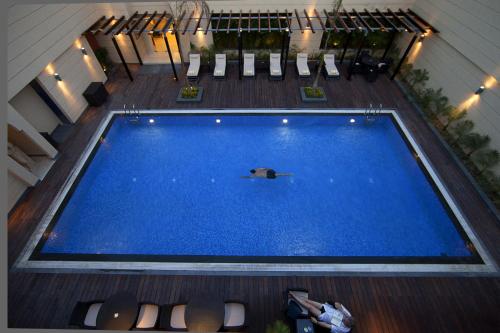 un balcón con vistas panorámicas a una gran piscina en Lemon Tree Premier Hitec City Hyderabad, en Hyderabad