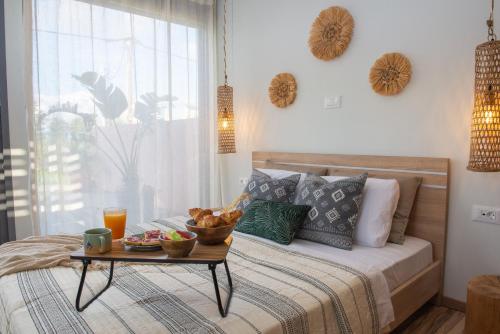 ein Schlafzimmer mit einem Bett und einem Tablett mit Essen drauf in der Unterkunft Antonakis Villa, Near Beach, Private Pool in Kremasti