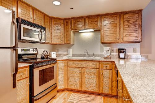 Кухня или мини-кухня в PARK STATION 236 condo
