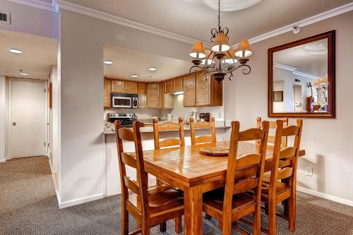 Кухня или мини-кухня в PARK STATION 236 condo
