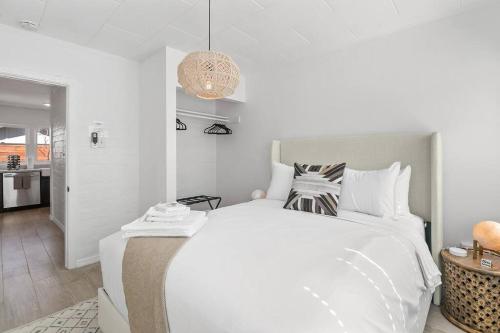 Ein Bett oder Betten in einem Zimmer der Unterkunft The Desert Nomad Retreat in Joshua Tree Village