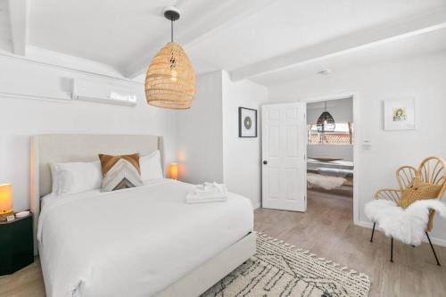 Ein Bett oder Betten in einem Zimmer der Unterkunft The Desert Nomad Retreat in Joshua Tree Village