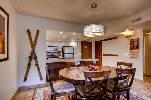 uma cozinha e sala de jantar com uma mesa de madeira e cadeiras em PARK STATION 140 condo em Park City
