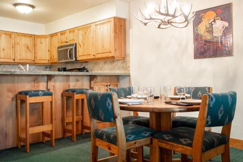 ein Esszimmer mit Tisch und Stühlen und eine Küche in der Unterkunft SNOW FLOWER 149 condo in Park City