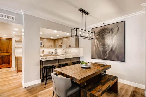 Una cocina y un comedor con una mesa de madera. en PARK STATION 213-1 condo, en Park City