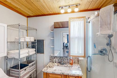 A kitchen or kitchenette at Lamplighter Inn