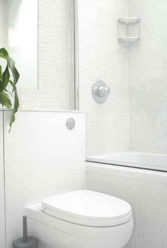 バンゲイにあるShort Stay Bungayの白いバスルーム(トイレ、シャワー付)