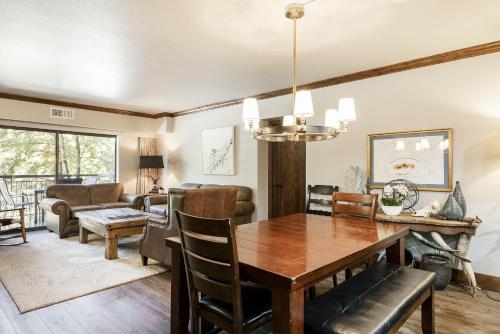 una sala da pranzo e un soggiorno con tavolo e sedie di PARK STATION 229 condo a Park City