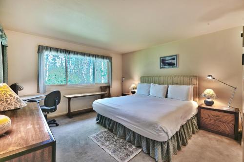 - une chambre avec un lit, un bureau et une fenêtre dans l'établissement SNOW FLOWER 148 condo, à Park City
