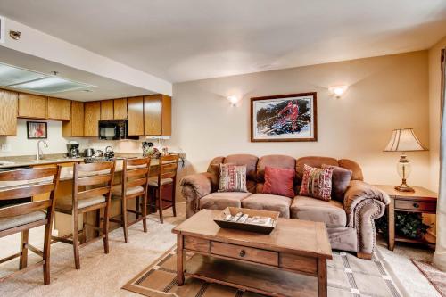 Nhà bếp/bếp nhỏ tại POWDER POINTE 201A condo