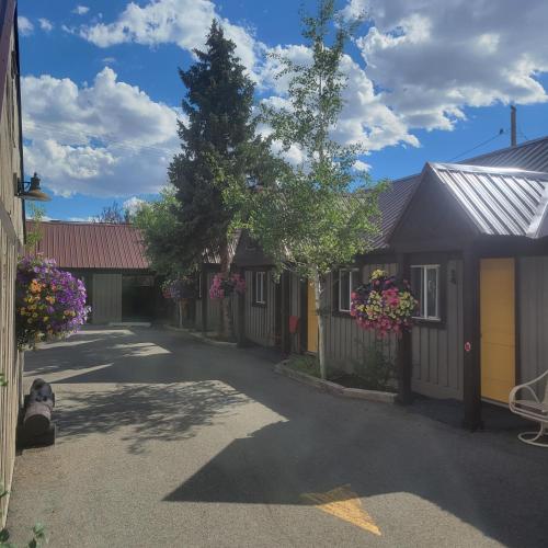 a row of houses with flowers in the driveway at Gannett Peak Lodge in Pinedale