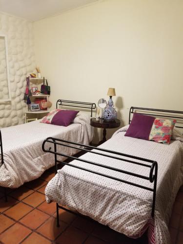 dos camas sentadas una al lado de la otra en una habitación en La Soñadita en Salta
