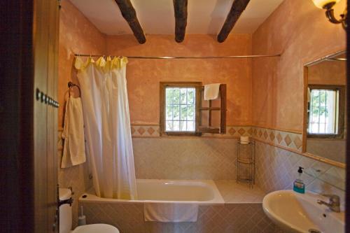 La salle de bains est pourvue d'une baignoire et d'un lavabo. dans l'établissement Villa La Clavelina Rocabella, à El Chorro
