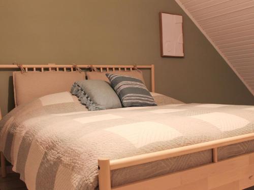 ein Bett mit zwei Kissen darüber in der Unterkunft Attractive bungalow in Lanaken with fenced garden in Lanaken