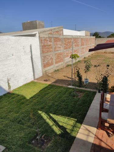 Taman di luar Casa las Galias.