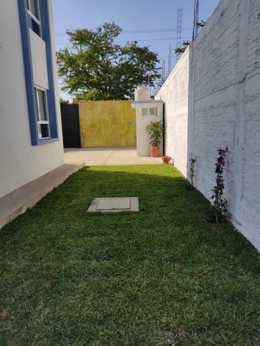 Taman di luar Casa las Galias.