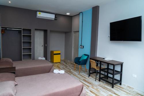 Televisyen dan/atau pusat hiburan di Hotel El Meson
