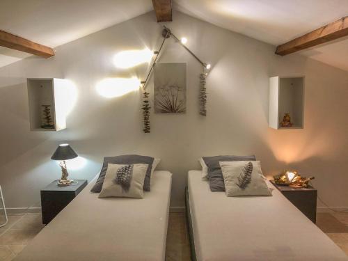 En eller flere senge i et værelse på De la Plaine