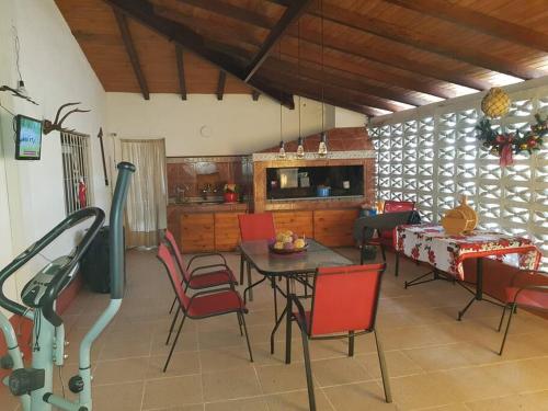 eine Küche und ein Esszimmer mit einem Tisch und Stühlen in der Unterkunft Colinas in Ciudad de la Costa