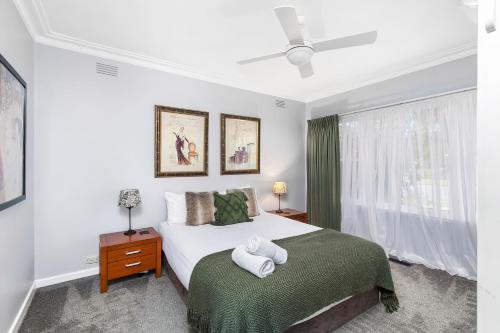 Un dormitorio con una cama grande y una ventana en Longley Place en Alfredton