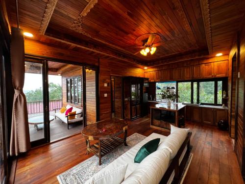 ein Wohnzimmer mit einem Sofa und einem Tisch in der Unterkunft Ong Huong House Can 2 in Phu Quoc