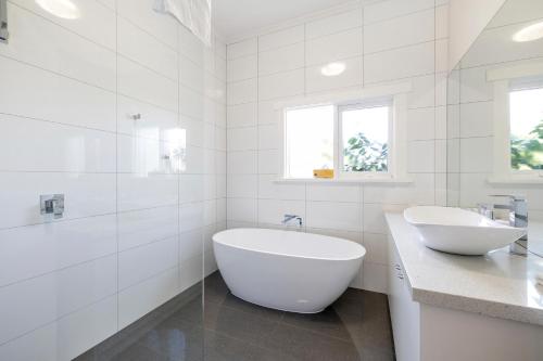Wendouree的住宿－Devon by the Lake，白色的浴室设有浴缸和水槽。