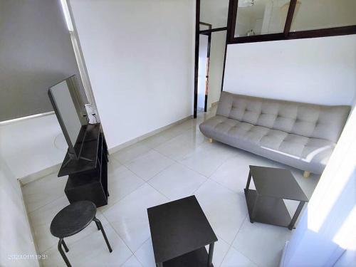 ein Wohnzimmer mit einem Sofa und einem Tisch in der Unterkunft La mejor ubicación de Arica in Arica