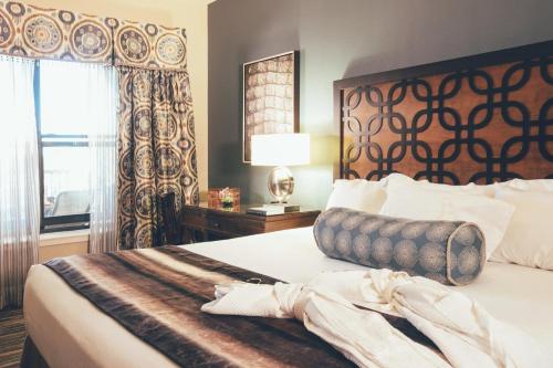 a bedroom with a large bed and a window at Amazing Private Villa @ Orang Lake Resort in Orlando