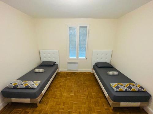 um quarto com duas camas e uma janela em Best holliday Home for family newly renovated em Garges-lès-Gonesse