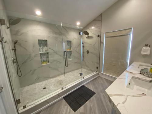 ein Bad mit einer Dusche mit einer Duschkabine aus Glas in der Unterkunft Casa Bella - 5BR, Waterfront, Pool, Spa -9 Min Anna Maria in Bradenton