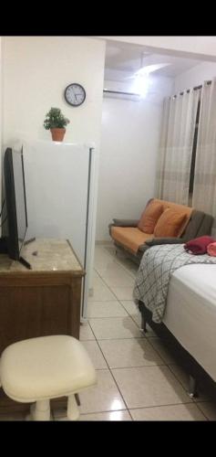 1 dormitorio con 1 cama, 1 silla y 1 sofá en Rio Vista Simple, en Río de Janeiro