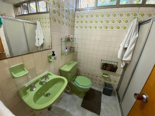baño con lavabo verde y aseo en La Viña - Sogamoso, en Sogamoso