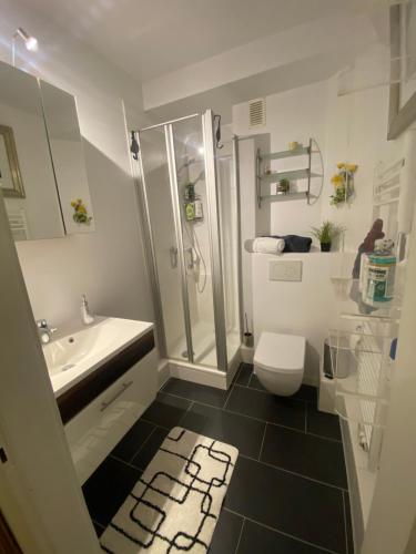y baño con ducha, aseo y lavamanos. en Central City Privatapartment Relax-Inn, Netflix & Sky TV!, en Hannover