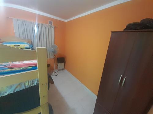um quarto com um beliche e uma cómoda em Departamento América em Puerto Madryn