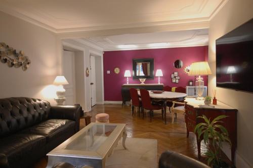 un salon avec un canapé et une table dans l'établissement Two-Bedroom Apartment Champs-Elysées, à Paris