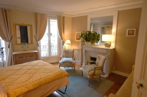 Two-Bedroom Apartment Champs-Elysées