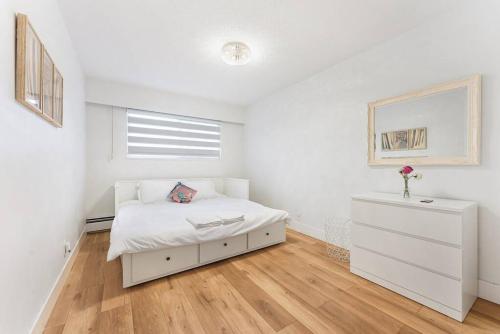 una camera bianca con letto e cassettiera di Luxury Home In Burnaby/Metrotown/SFU a Burnaby