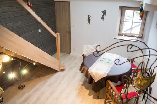 une chambre avec une table et un escalier dans l'établissement Appartement12.com, à Charleville-Mézières