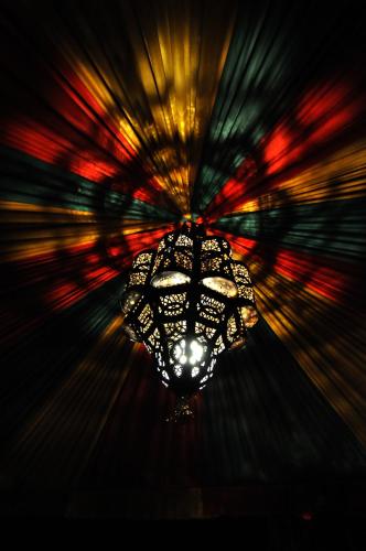 a chandelier in the middle of a room at Riad Khouloud in Fès