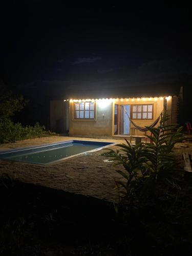 ein Haus mit Pool in der Nacht in der Unterkunft Casa Boutique San Miguel in San José de Pare