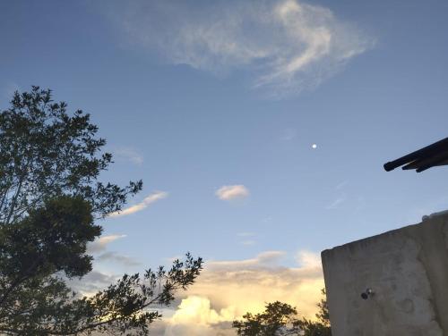 Blick auf den Himmel von hinter einem Gebäude in der Unterkunft Casa Boutique San Miguel in San José de Pare