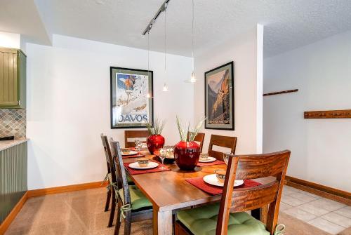 una sala da pranzo con tavolo e sedie in legno di PARK STATION 147 condo a Park City