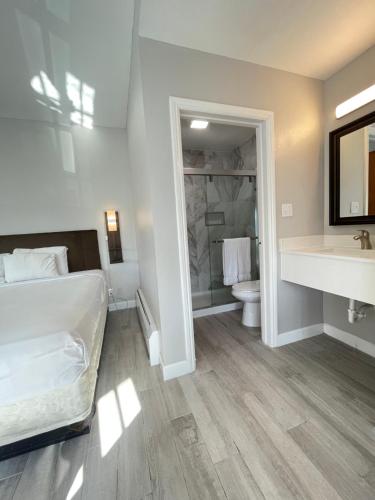 a bathroom with a tub and a toilet and a sink at Marina Inn in San Francisco