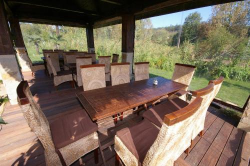 een houten tafel en stoelen op een terras bij Laguna Beach Resort & Spa in Sozopol